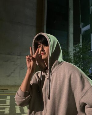 Kim Min-kyu Instagram - 같이걸을사람~