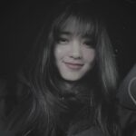 Kim Tae-ri Instagram - 팬분들께 드릴 선물이 없을까 고민하다가 제가 브이로그를 도전해볼까하는데요 근데 제목을 못짜서 못찍을 지경이라 여러분들의 집단지성 찬스를 신청합니다 지금 이 게시글에 댓글로 아이디어를 남겨주시면 제가 직접 선정해서 소정의 선물을 드리고 브이로그의 제목으로 쓰겠습니다! 브이로그 내용은 운전할거고요 잡다한거 할겁니다 나머지는 직접 보는 즐거움을 위해 비밀에 부치겠습니다 아이디어는 금일 23:00까지입니다 선정된 분께는 브이로그가 완성되기 직전에 @management_mmm 에서 DM 보내드릴거에요! 아 주의사항... 혹시 저 스스로 좋은게 생각난다면... 여러분들 아이디어는 사장될 수도 있습니다 미리 용서해주세요