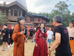 Kim Tae-ri Instagram - 드디어 외계인2부가 개봉했습니다! 시간의 문을 건너 영화관에서 만나요-! 모든 관객분들, 감사합니다