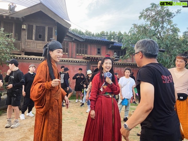 Kim Tae-ri - 403.9K Likes - 드디어 외계인2부가 개봉했습니다! 시간의 문을 건너 영화관에서 만나요-! 모든 관객분들, 감사합니다