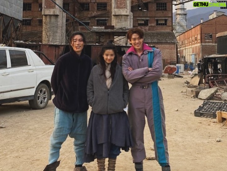 Kim Tae-ri - 403.9K Likes - 드디어 외계인2부가 개봉했습니다! 시간의 문을 건너 영화관에서 만나요-! 모든 관객분들, 감사합니다