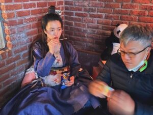 Kim Tae-ri Instagram - 드디어 외계인2부가 개봉했습니다! 시간의 문을 건너 영화관에서 만나요-! 모든 관객분들, 감사합니다