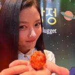 Kim You-jung Instagram – Right now ! 닭강정 🫥
냠냠, Chicken Nugget👽 #netflix