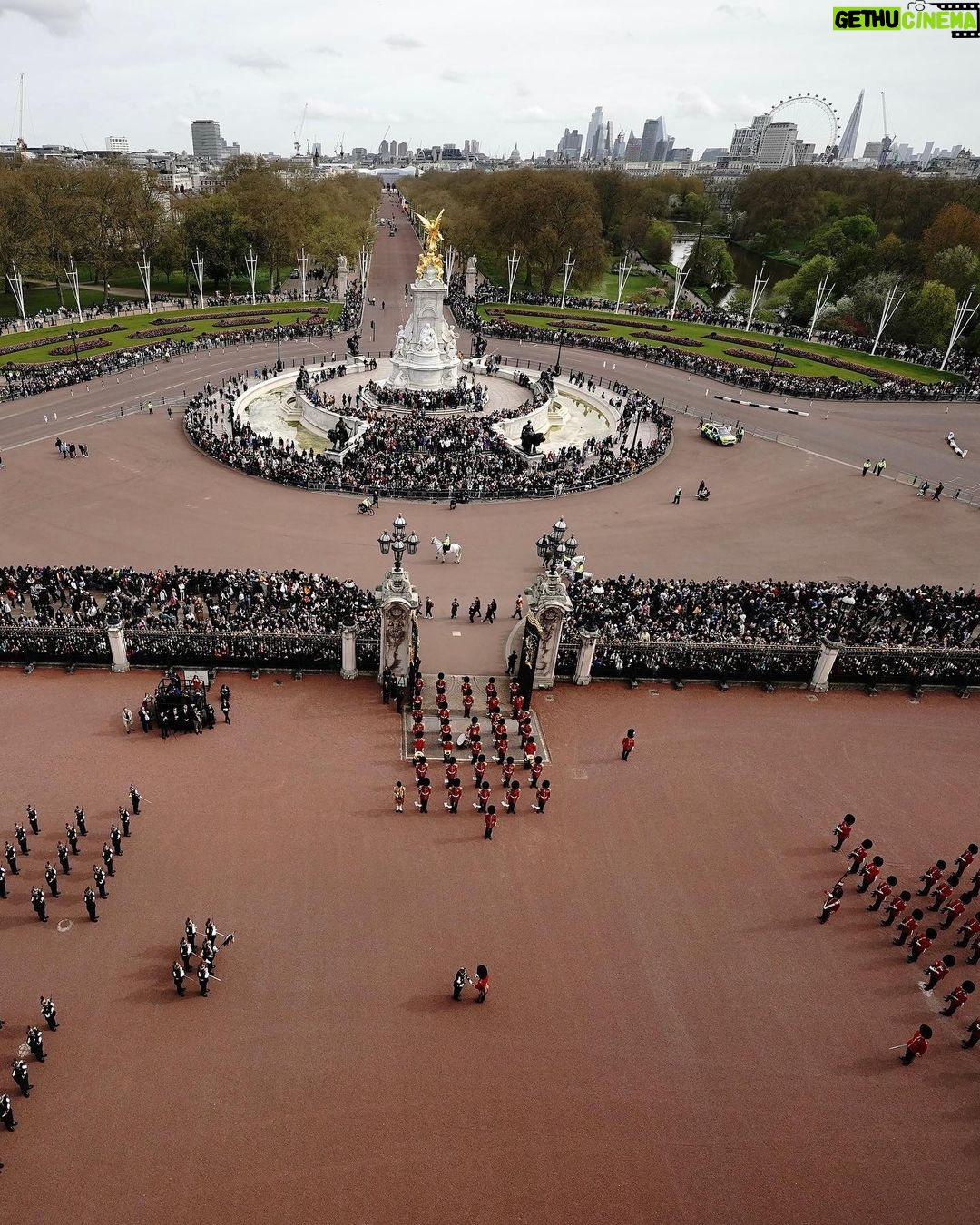 King Charles III of the United Kingdom Instagram - 120 years of the Entente Cordiale 🇬🇧🇫🇷 French and British troops have participated in the Changing of the Guard ceremonies outside Buckingham Palace and the @Elysee, in celebration of the 120th anniversary of the signing of the Entente Cordiale. 🎖️ In London, the ceremony was watched by The Duke and Duchess of Edinburgh and in Paris, President Macron observed the parade. Today’s event marks the first time a country from outside the Commonwealth has taken part in the Changing of the Guard ceremony outside Buckingham Palace.