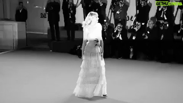 Kirsten Dunst Instagram - Grazie mille Venice for the warm welcome! Ciao! 💋 🎥 by @alfonsocatalano @johnnydallalibera @woodshockmovie