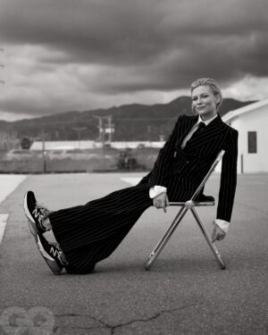Kirsten Dunst Instagram - She won't be typecast. Or fawn over superhero films. Thirty-five years into her career, Kirsten Dunst has learnt to block out the bullshit and focus on the art. For #GQHype, she sets the record straight: “It’s not hard to get roles, I just don’t want to work on things because most things aren’t very good. Let’s just call a spade a spade here.” Link in bio. 

Written by @benappetit1
Photography by @thomaswhiteside
Styling by @seanknight
Tailoring by @markoguillen
Hair by @owengould
Makeup by @melaniemakeup
Nails by @nails_by_yoko