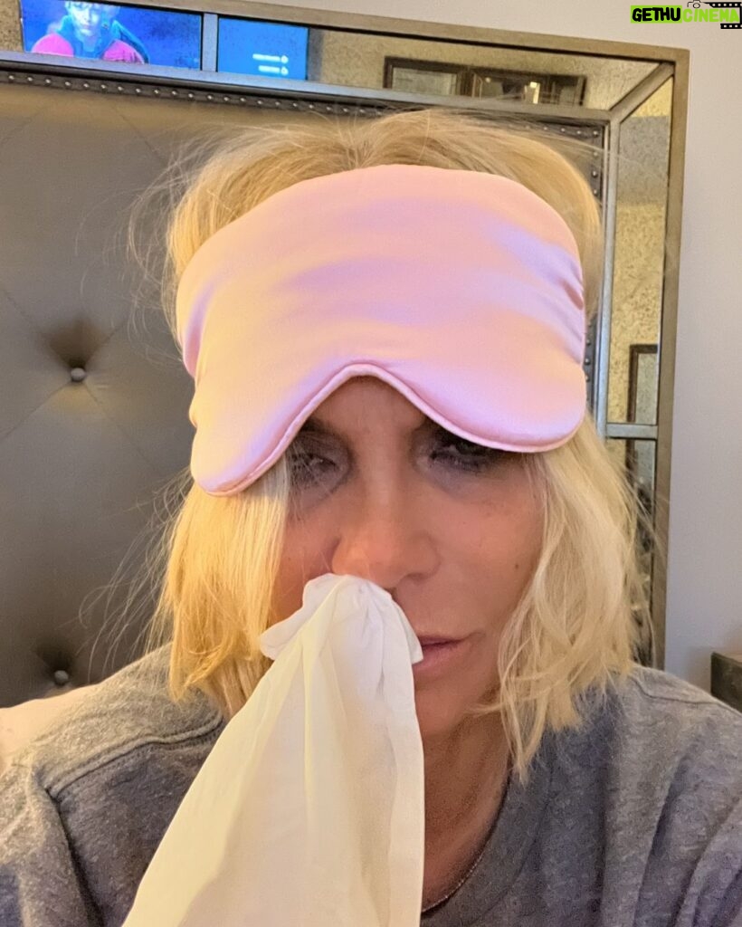 Kristin Chenoweth Instagram - happy new year, this is how I’m partying in COVID isolation 🤧 Also covid is still no joke… this is rough. I’m fighting it but don’t forget to be careful!!