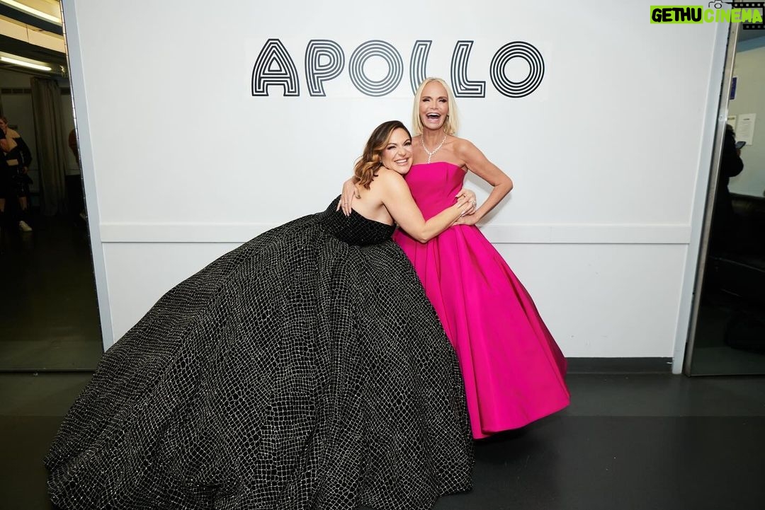 Kristin Chenoweth Instagram - In classical, there is control. In pop, there is freedom. It’s amazing when an artist has both control and freedom. That’s Shoshana. The real deal. I love you @shobean!!! 📸: @jennyandersonphoto @apollotheater @csiriano @brucewaynemua Apollo Theater, Harlem