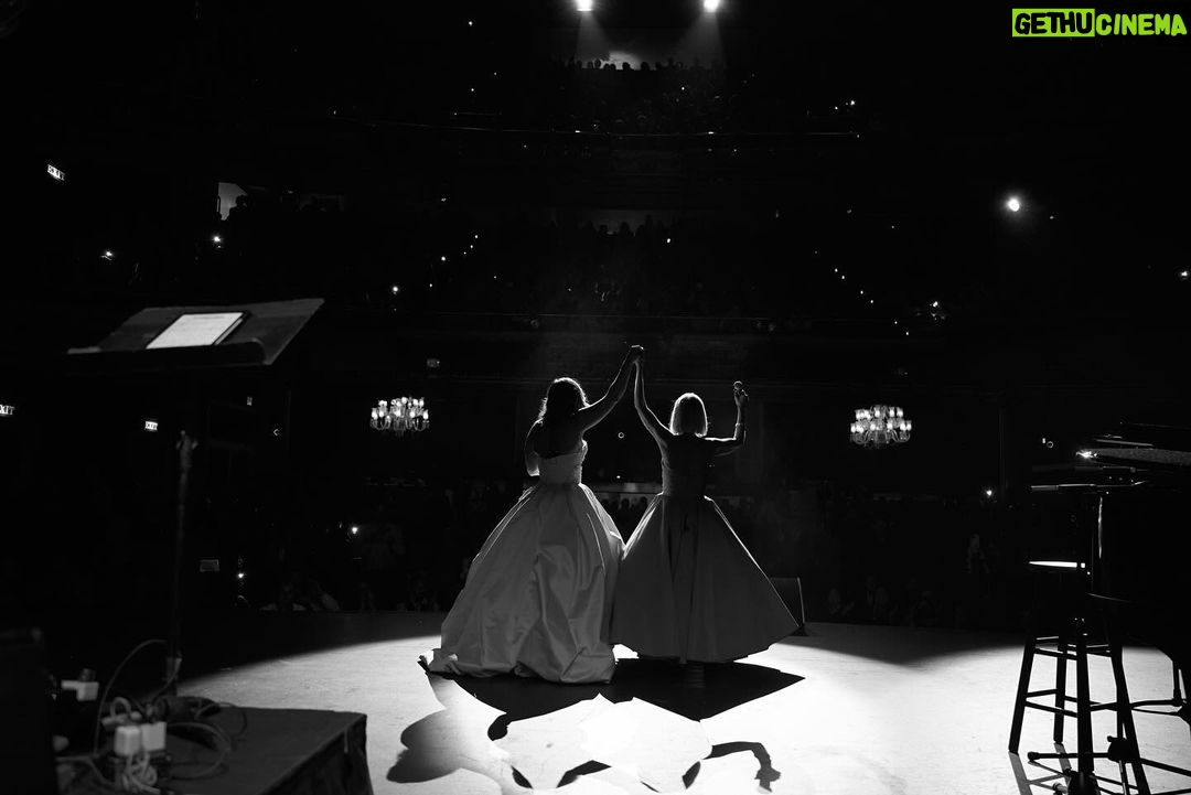Kristin Chenoweth Instagram - In classical, there is control. In pop, there is freedom. It’s amazing when an artist has both control and freedom. That’s Shoshana. The real deal. I love you @shobean!!! 📸: @jennyandersonphoto @apollotheater @csiriano @brucewaynemua Apollo Theater, Harlem