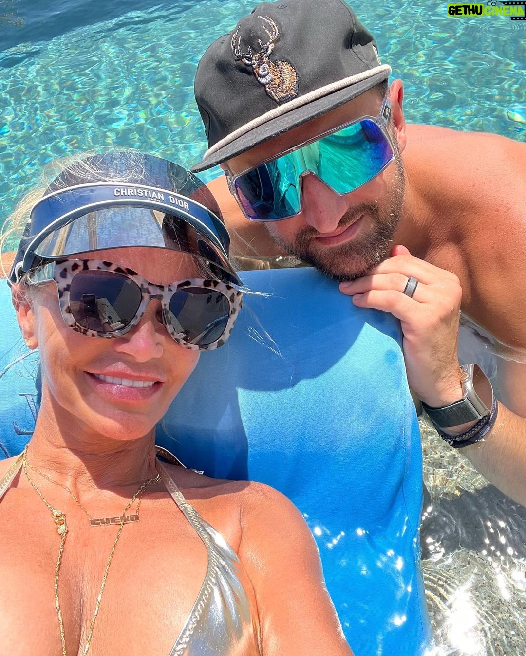 Kristin Chenoweth Instagram - Honeymooners 😘🏝️