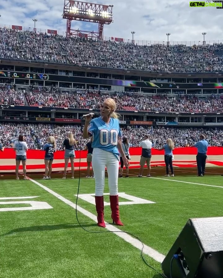 Kristin Chenoweth Instagram - SING IT! π€πΊπΈ Nissan Stadium