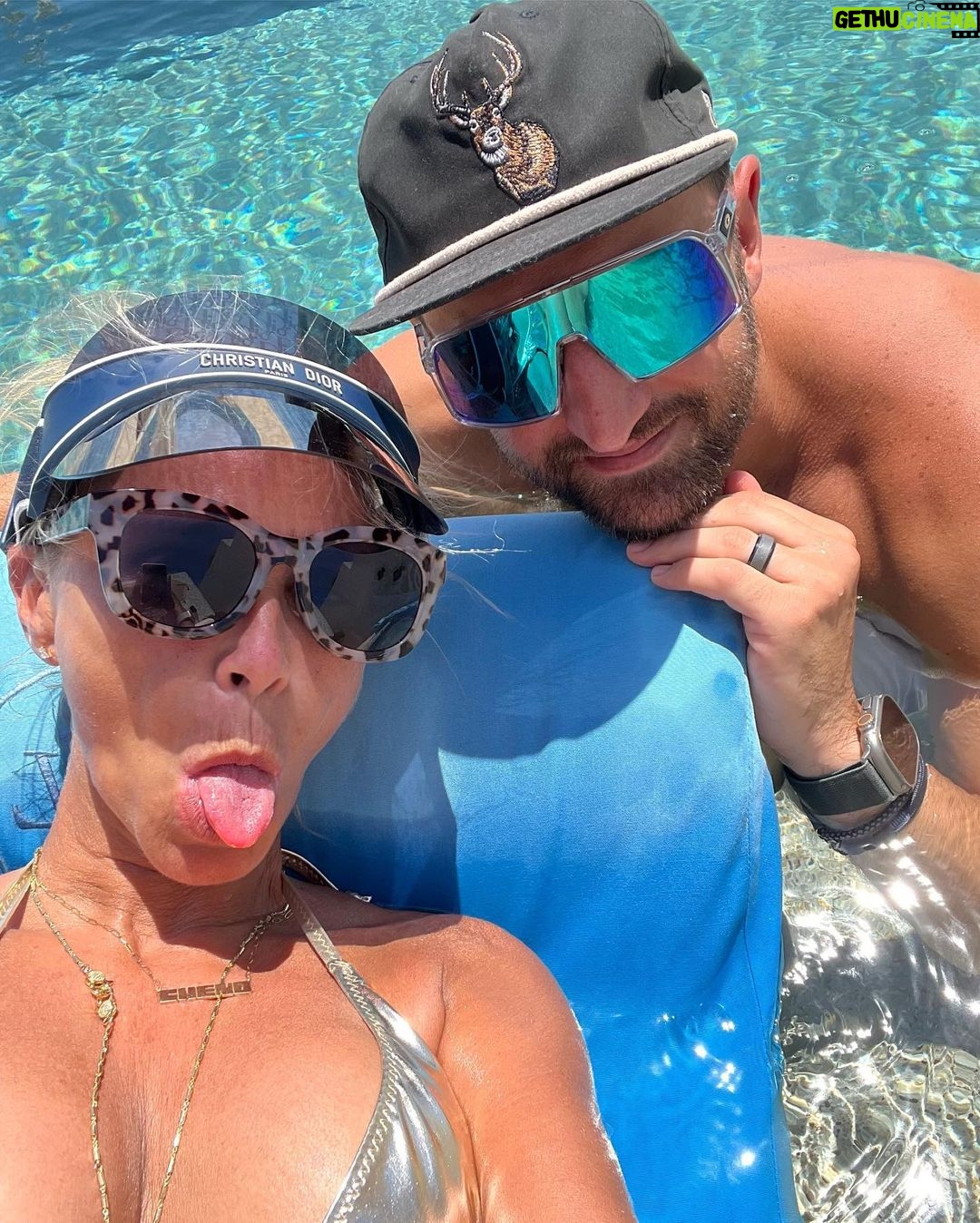 Kristin Chenoweth Instagram - Honeymooners 😘🏝️