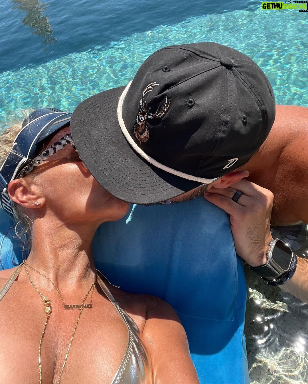 Kristin Chenoweth Instagram - Honeymooners 😘🏝️
