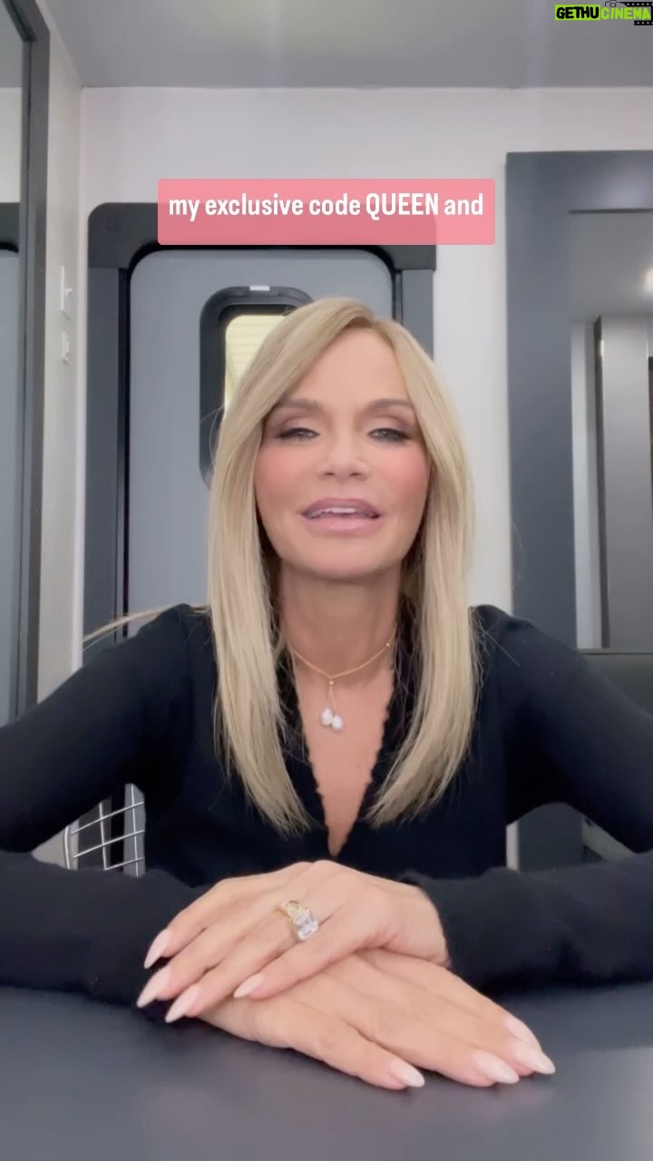 Kristin Chenoweth Instagram - Presale alert!! You can get first access to @qovmusical tickets with code QUEEN starting this very minute! 💕Visit the link in bio to unlock tickets and we’ll see you at the @emersoncolonial this summer! 🥂 Emerson Colonial Theatre