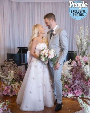Kristin Chenoweth Instagram - Kristin Chenoweth is married! 💍 The Tony and Emmy award-winning actress and singer said “I do” to her musician husband Josh Bryant in a romantic wedding ceremony in Dallas, Texas earlier today.

“I have been a self-proclaimed bachelorette my whole life,” Chenoweth tells PEOPLE. “I was never going to get married. I even got engaged before and couldn't do it. Until I met Josh. Then I was like, ‘Why would I ever let this guy go?’ I’m so blessed.”

Read up on all of the exclusive details by tapping the link in our bio! | 📷 : @dalebenfield