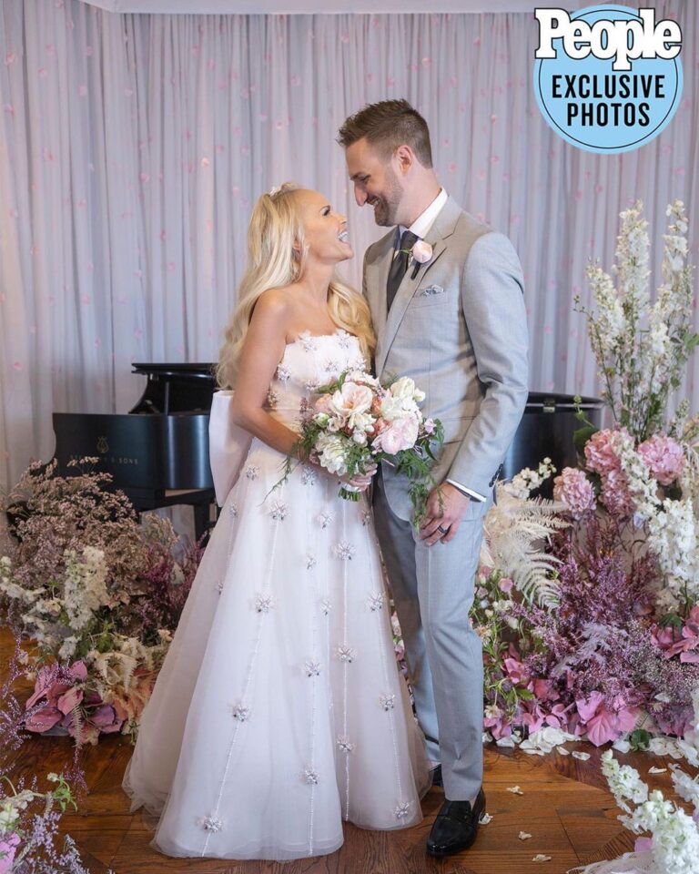 Kristin Chenoweth Instagram - Kristin Chenoweth is married! 💍 The Tony and Emmy award-winning actress and singer said “I do” to her musician husband Josh Bryant in a romantic wedding ceremony in Dallas, Texas earlier today. “I have been a self-proclaimed bachelorette my whole life,” Chenoweth tells PEOPLE. “I was never going to get married. I even got engaged before and couldn't do it. Until I met Josh. Then I was like, ‘Why would I ever let this guy go?’ I’m so blessed.” Read up on all of the exclusive details by tapping the link in our bio! | 📷 : @dalebenfield