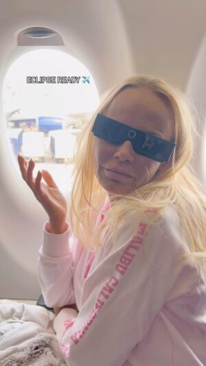 Kristin Chenoweth Instagram - about to see this at 35,000 feet ✈️🌕

#eclipse #totaleclipse #totaleclipseoftheheart
