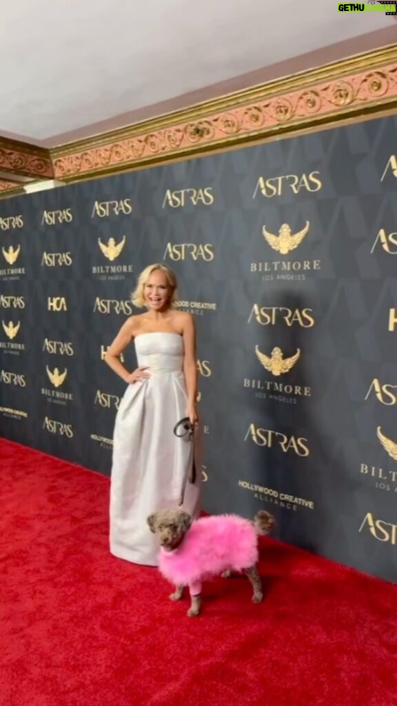 Kristin Chenoweth Instagram - Thunder is the real star here ✨ thank you for having me @hollywoodcreativealliance!! #theastras #astraawards
