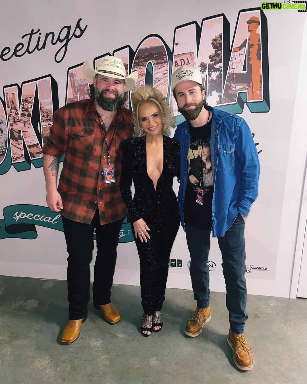 Kristin Chenoweth Instagram - Oh what a night in Oklahoma ❤️ thank you to @blakeshelton for having me among these fellow okies!! We raised almost $800k for the @countrymusichof! Oklahoma is all for the hall! Hair: @jgarrett_lemmons Makeup: @matwulff BOK Center