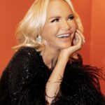 Kristin Chenoweth Instagram – Backstage with our @qovmusical family ❤️ 

📸: @drewxphotography 
🧵: @christiancowan 
💄: @brucewaynemua