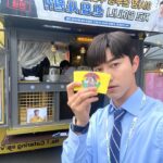 Kwak Dong-yeon Instagram - 설송고와 구성호텔을 거치고 바벨그룹을 지나 가우스전자에 입사한 이상식입니다 👨🏻‍💼 멀리 세트장까지 보내주신 심장곽동들의 무지갯빛 응원에 전 가우스 식구들이 기뻐했어요 고맙고 사랑합니다 ❤️🫀