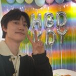 Kwak Dong-yeon Instagram – 또 한 번의 생일이 지나갔습니다. 
축하해주신 모든 분들 감사합니다! 특히 이번 생일도 기억에 남을 특별한 하루로 만들어준 심장곽동❤️
늘 제게 선물이 되어줘서 고맙습니다 🎁
이제는 어엿한 20대 후반의 사회인입니다만, 올해까진 마지막이다 생각하고 열심히 철 없고, 조금 귀엽고 발랄해보겠습니다🧏🏻‍♂️
따스한 봄의 시작 만끽하며 다들 건강하고 행복하세요 🌳