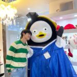 Kwak Dong-yeon Instagram - 펭하 👋🏻 @giantpengsoo 나 머리 되게 작게 나옴 🐧 대학로/혜화