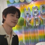 Kwak Dong-yeon Instagram - 또 한 번의 생일이 지나갔습니다. 축하해주신 모든 분들 감사합니다! 특히 이번 생일도 기억에 남을 특별한 하루로 만들어준 심장곽동❤️ 늘 제게 선물이 되어줘서 고맙습니다 🎁 이제는 어엿한 20대 후반의 사회인입니다만, 올해까진 마지막이다 생각하고 열심히 철 없고, 조금 귀엽고 발랄해보겠습니다🧏🏻‍♂️ 따스한 봄의 시작 만끽하며 다들 건강하고 행복하세요 🌳