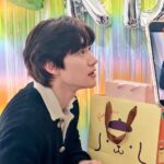 Kwak Dong-yeon Instagram - 또 한 번의 생일이 지나갔습니다. 축하해주신 모든 분들 감사합니다! 특히 이번 생일도 기억에 남을 특별한 하루로 만들어준 심장곽동❤️ 늘 제게 선물이 되어줘서 고맙습니다 🎁 이제는 어엿한 20대 후반의 사회인입니다만, 올해까진 마지막이다 생각하고 열심히 철 없고, 조금 귀엽고 발랄해보겠습니다🧏🏻‍♂️ 따스한 봄의 시작 만끽하며 다들 건강하고 행복하세요 🌳