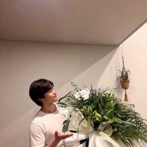 Kwak Dong-yeon Instagram - 또 한 번의 생일이 지나갔습니다. 축하해주신 모든 분들 감사합니다! 특히 이번 생일도 기억에 남을 특별한 하루로 만들어준 심장곽동❤️ 늘 제게 선물이 되어줘서 고맙습니다 🎁 이제는 어엿한 20대 후반의 사회인입니다만, 올해까진 마지막이다 생각하고 열심히 철 없고, 조금 귀엽고 발랄해보겠습니다🧏🏻‍♂️ 따스한 봄의 시작 만끽하며 다들 건강하고 행복하세요 🌳