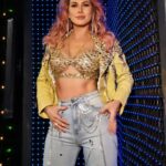 Lívia Andrade Instagram - Look de hoje com muito brilho e cor para o nosso #Domingão 🤎💙💙💛💜🤍❤️