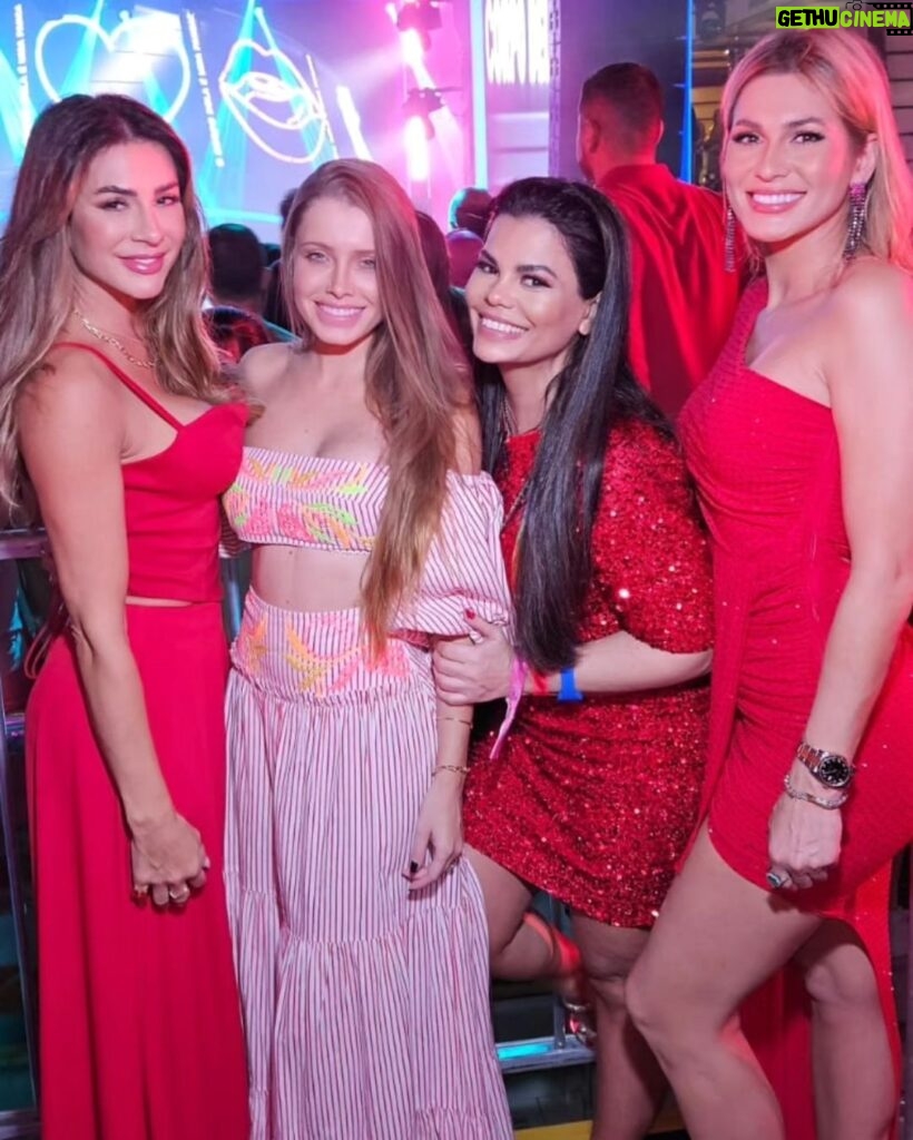 Lívia Andrade Instagram - Noite do vermelho no @onboard.festival ❤️❤️❤️❤️❤️