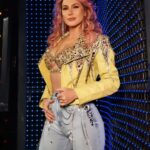 Lívia Andrade Instagram - Look de hoje com muito brilho e cor para o nosso #Domingão 🤎💙💙💛💜🤍❤️