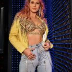Lívia Andrade Instagram - Look de hoje com muito brilho e cor para o nosso #Domingão 🤎💙💙💛💜🤍❤️