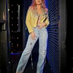 Lívia Andrade Instagram - Look de hoje com muito brilho e cor para o nosso #Domingão 🤎💙💙💛💜🤍❤️