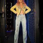 Lívia Andrade Instagram - Look de hoje com muito brilho e cor para o nosso #Domingão 🤎💙💙💛💜🤍❤️