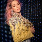 Lívia Andrade Instagram - Look de hoje com muito brilho e cor para o nosso #Domingão 🤎💙💙💛💜🤍❤️