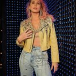 Lívia Andrade Instagram - Look de hoje com muito brilho e cor para o nosso #Domingão 🤎💙💙💛💜🤍❤️