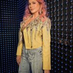 Lívia Andrade Instagram - Look de hoje com muito brilho e cor para o nosso #Domingão 🤎💙💙💛💜🤍❤️