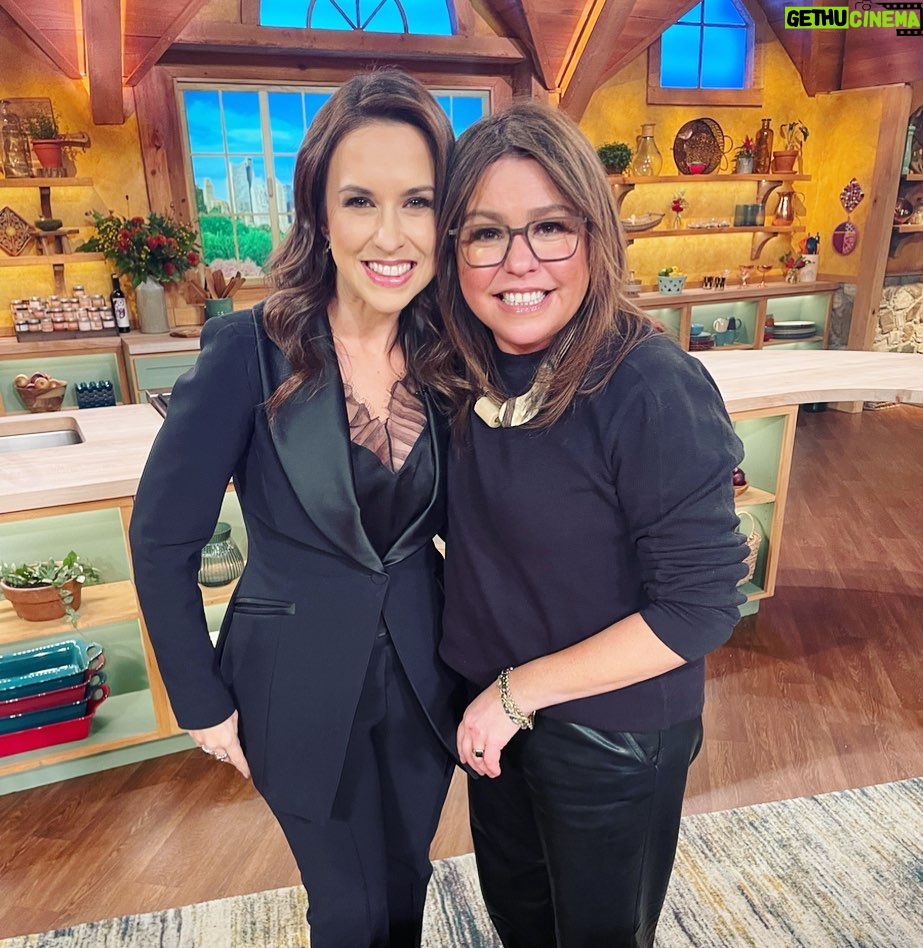 Lacey Chabert Instagram - It was wonderful to meet @rachaelray and spend time with her on @rachaelrayshow She was just lovely. Thank you for having me! Tune in today if you’d like to check it out. #HaulOutTheHolly