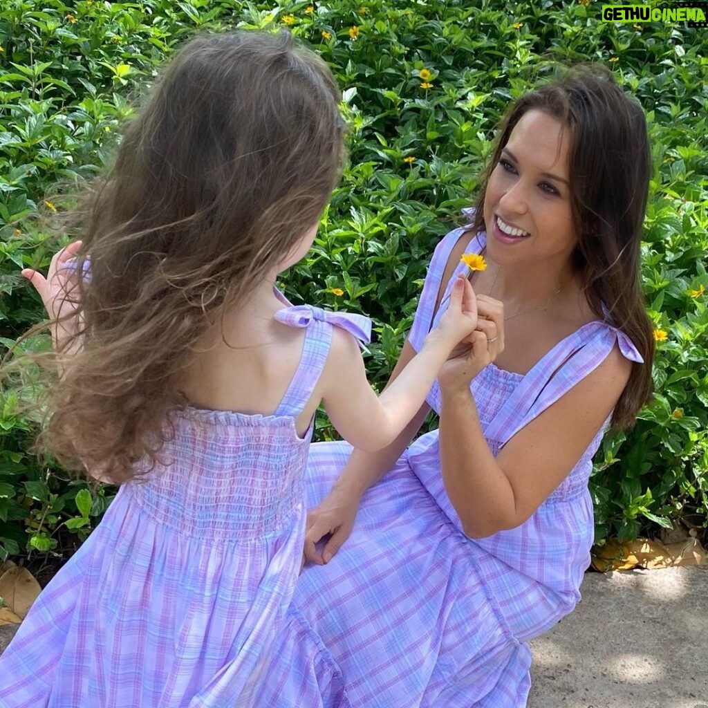 Lacey Chabert Instagram - Julia and I are wearing our matching dresses in Meadow Plaid 👗 The link in my bio takes you to HSN.com where you can shop for these looks! @hsn This dress comes in 4 colors. Sizes XS-3X If you purchase one please tag me in your photos! I’d love to see 🤍 #LaceyChabertCollection #LoveHSN