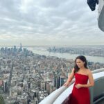 Lacey Chabert Instagram - I had the unique privilege of being allowed to step out onto the highest observation deck in the Western Hemisphere. Thank you @empirestatebldg for the amazing tour! Faced my fear of heights!