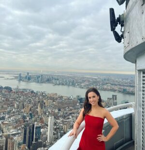 Lacey Chabert Instagram - I had the unique privilege of being allowed to step out onto the highest observation deck in the Western Hemisphere. Thank you @empirestatebldg for the amazing tour! Faced my fear of heights!