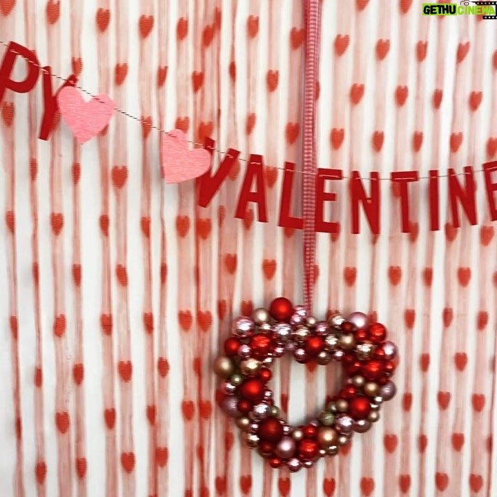 Lacey Chabert Instagram - We love any reason to celebrate! I have so much fun decorating for Julia and her friends ❤️💕❤️💕 Hope you all had a great Valentines Day!!!! #kidsparty #DIY #valentines #myhappyplace