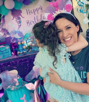 Lacey Chabert Instagram - #TBT to Julia’s 5th birthday party!  I’ve always loved planning parties for friends and family so I’ve had so much fun throwing themed birthday parties for my daughter. We love any excuse to have people over and have a fun celebration together! 🎉Julia chose “Magical Mermaid” as the theme. 🧜‍♀️We made tutu skirts for the tables, created our own little photo booth and a mermaid store to spoil the kiddos with prizes. Thank you @jeanniesweets for making the most adorable cake! 🎂  #funmemories #birthday #homemadeparty #DIY