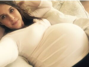 Lacey Chabert Instagram - 💕THROWBACK💕
On this day..5 years ago... I was just one night away from meeting my baby girl. I had no idea what my heart was in for. I thought I did, but there’s simply no way to explain the depth of my love for my little girl. I can’t believe she’s going to be 5 years old tomorrow. 💜  #throwback #memories #onesleepaway #havenotsleptsince 

*PS-that couch was my happy place those last couple of months. As were pasta and ice cream but I digress ;)