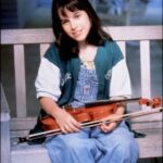 Lacey Chabert Instagram - Let’s discuss my many amazing fashion choices and hairstyles I sported in the 90’s while on Party Of Five! 🤣 Tune in TONIGHT to @tubi's Super Nostalgia Reunion LIVE at 8PM ET on TikTok. I can’t wait to reminisce all about the 90’s with you guys! #TubiTaughtMe #ad