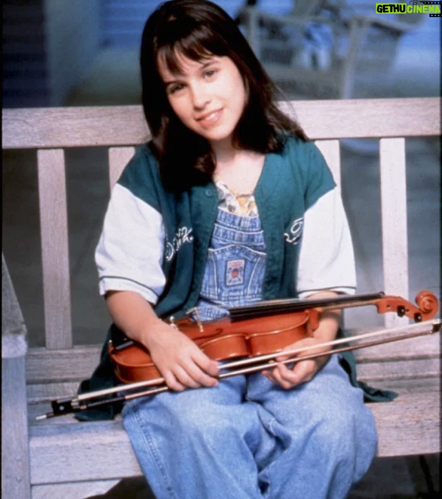 Lacey Chabert Instagram - Let’s discuss my many amazing fashion choices and hairstyles I sported in the 90’s while on Party Of Five! 🤣 Tune in TONIGHT to @tubi's Super Nostalgia Reunion LIVE at 8PM ET on TikTok. I can’t wait to reminisce all about the 90’s with you guys! #TubiTaughtMe #ad