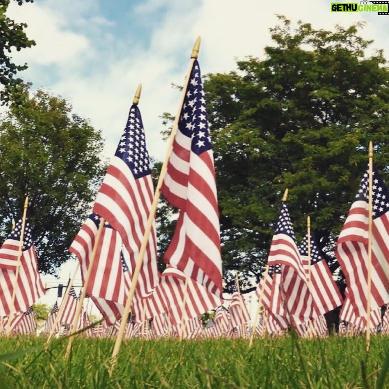 Lacey Chabert Instagram - We remember and honor all those who made the ultimate sacrifice for our country. The freedoms we enjoy today are because of your bravery. We will never forget. Iβm also thinking of your families on this day. πΊπΈππ»πΊπΈ #memorialday
