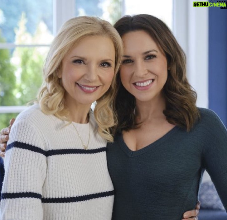 Lacey Chabert Instagram - Sweet Carolina starts on the East Coast in just ten minutes on @hallmarkchannel Come live tweet with us over on Twitter! Use the hashtag #SweetCarolina Hope you enjoy the movie! Thank you so much for the support đ¸